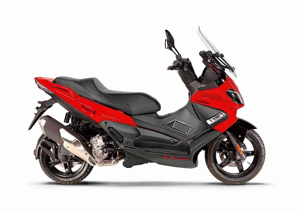 <div class='descrGalleryTitle'>MALAGUTI MADISON 300 - Prezzo € 4.699 c.i.m.</div><div class='descrGalleryText'><p><b>IL RITORNO</b>. KSR rilancia il marchio Malaguti con un’operazione di rebranding. Il primo GT è “figlio” del Gilera Nexus. Design affilato, bella maneggevolezza e buona protezione grazie anche al plexi regolabile. Piace meno la posizione in sella, sempre in “stile Nexus” ma dove si è fin troppo alti. Da rivedere anche la qualità di certe plastiche, soprattutto dei vani portaoggetti. Buona la dotazione, con display TFT e presa di ricarica USB. Nel sottosella ci stanno un casco integrale e un jet. <i><a href="https://www.dueruote.it/prove/anteprime/2019/07/10/malaguti-madison-300-2019-prezzo-prova.html">Ecco la prova!</a></i></p>
</div>