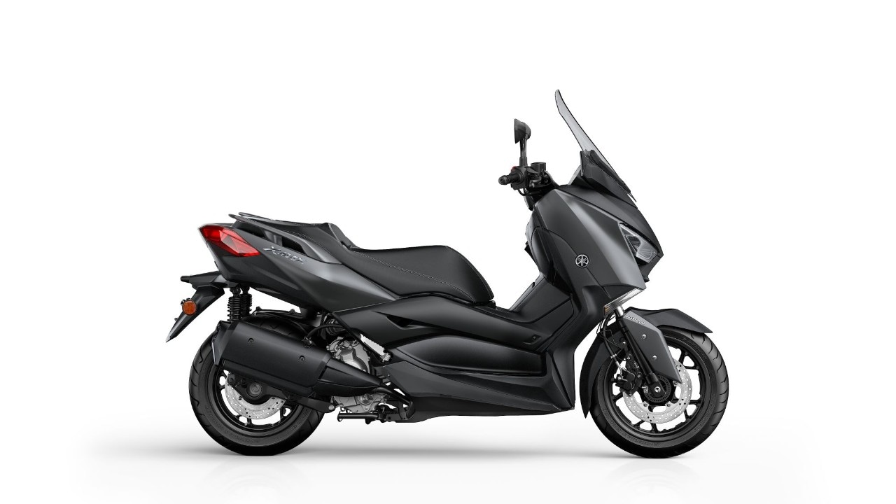 <div class='descrGalleryTitle'>YAMAHA XMAX 300 6.459 euro c.i.m.</div><div class='descrGalleryText'><p><b>DESIGN SPORTIVO</b>, dimensioni compatte, grande capacità di&nbsp;carico con un sottosella enorme in grado di ospitare due caschi integrali e&nbsp;altri oggetti. Di serie smart-key e traction control.  In sella si ha tutto sotto controllo: è intuitivo&nbsp;e immediato che sembra di essere alla guida di uno scooter più compatto. Comoda&nbsp;la sella, efficace il riparo del plex e del frontale. Il midi Yamaha è uno&nbsp;scooter equilibrato e versatile con cui affrontare strade cittadine,&nbsp;tangenziali e autostrade con tanto comfort. <a href="https://www.dueruote.it/prove/anteprime/2020/04/28/yamaha-xmax-300-tech-max.html"><i>Ecco la prova!</i></a></p>
</div>