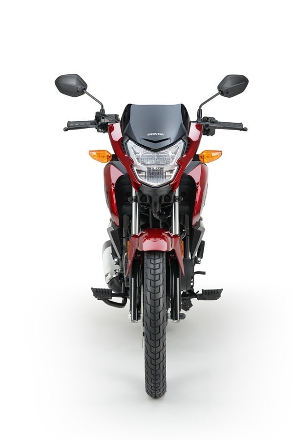 <div class='descrGalleryTitle'>FACILE E MANEGGEVOLE</div><div class='descrGalleryText'><p>Pensata come moto per uso quotidiano, ma anche come porta di accesso al mondo del motociclismo, la CB125F ha una posizione di guida eretta e rilassata, con poggiapiedi in posizione avanzata e ampio manubrio che garantisce un controllo ottimale, sicurezza e visibilità a 360°. La sella (rialzata di 15 mm) è ora a 790 mm da terra e può ospitare comodamente due adulti (con il passeggero che può sorreggersi a un ampio maniglione). Il cavalletto centrale è di serie.</p>
</div>