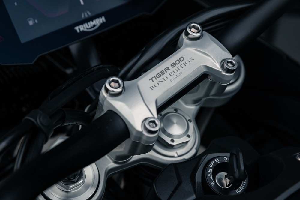 Triumph Tiger 900: arriva la Bond Edition