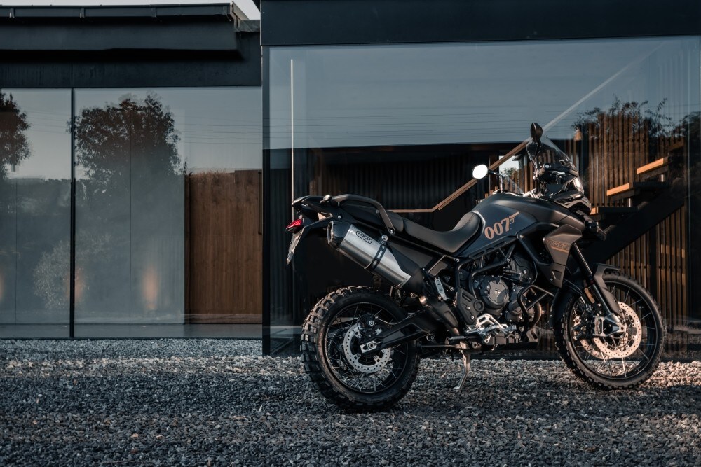 Triumph Tiger 900: arriva la Bond Edition