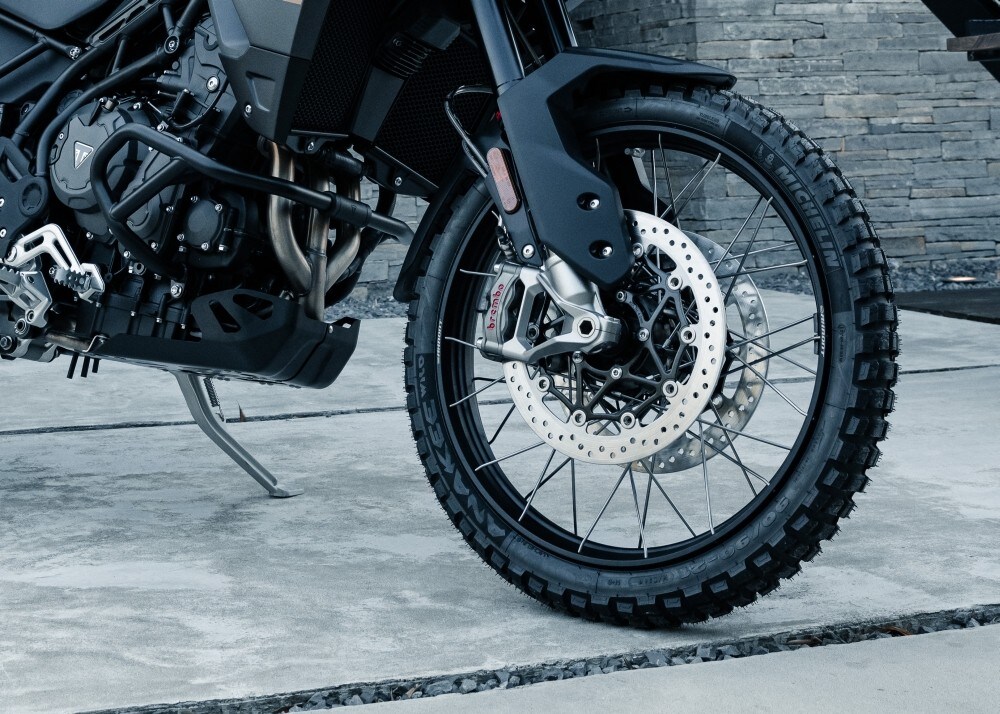 Triumph Tiger 900: arriva la Bond Edition