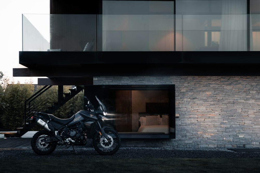 Triumph Tiger 900: arriva la Bond Edition
