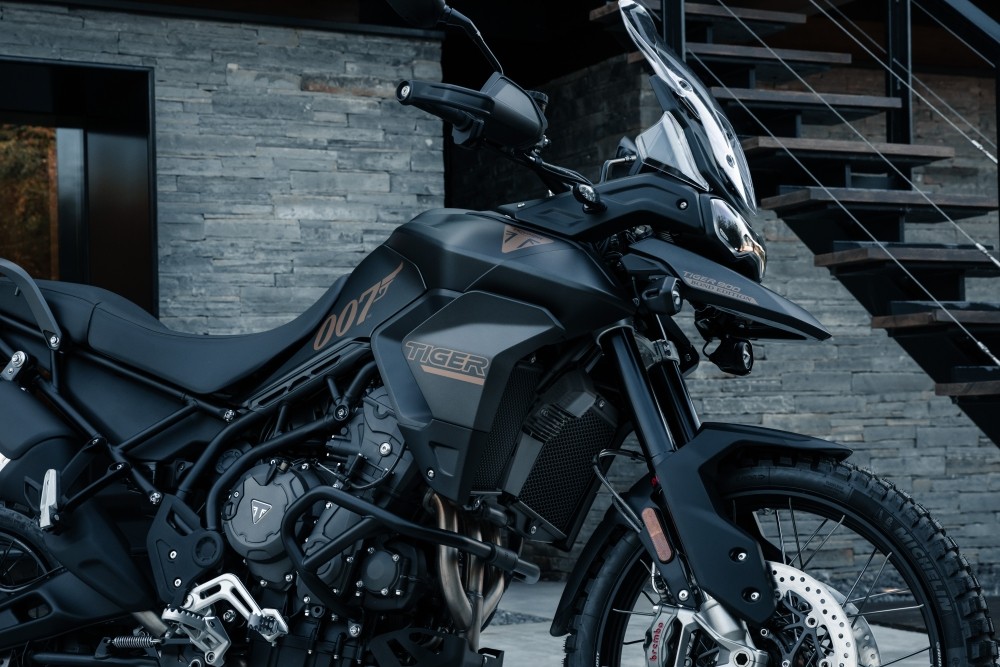 Triumph Tiger 900: arriva la Bond Edition
