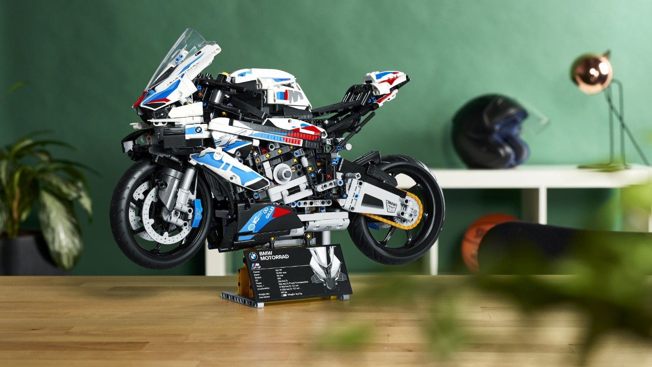 BMW M 1000 RR LEGO Technic: la più grande moto di LEGO - Dueruote