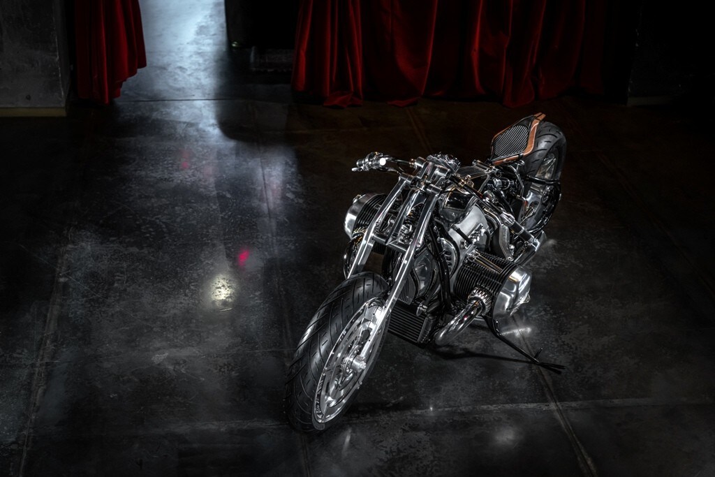 R 18 Magnifica by Officine Riunite Milanesi e Radikal Chopper  