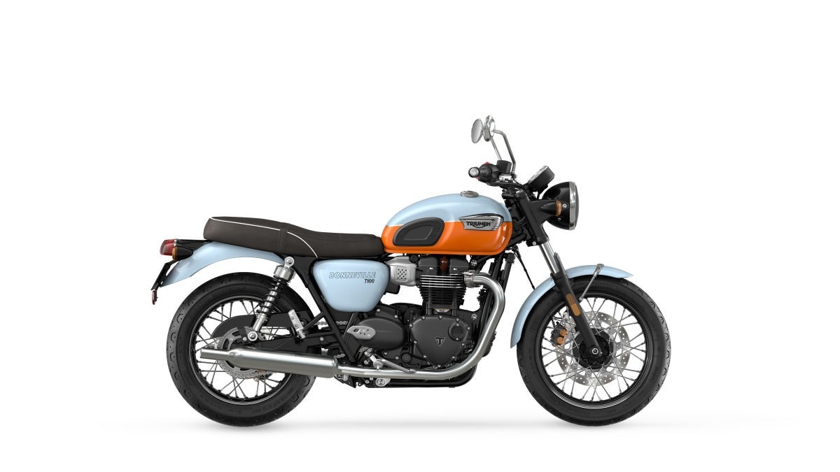 <div class='descrGalleryTitle'>BONNEVILLE T 100</div><div class='descrGalleryText'><p>La Bonneville T100 verrà offerta nell’immancabile Jet Black, nella raffinata livrea Carnival Red e Fusion White oltre alla nuova rivisitazione del tipico schema cromatico risalente al 1959, l’affascinante Meriden Blue e Tangerine con dettagli del serbatoio rifiniti a mano (nella foto).</p>
</div>