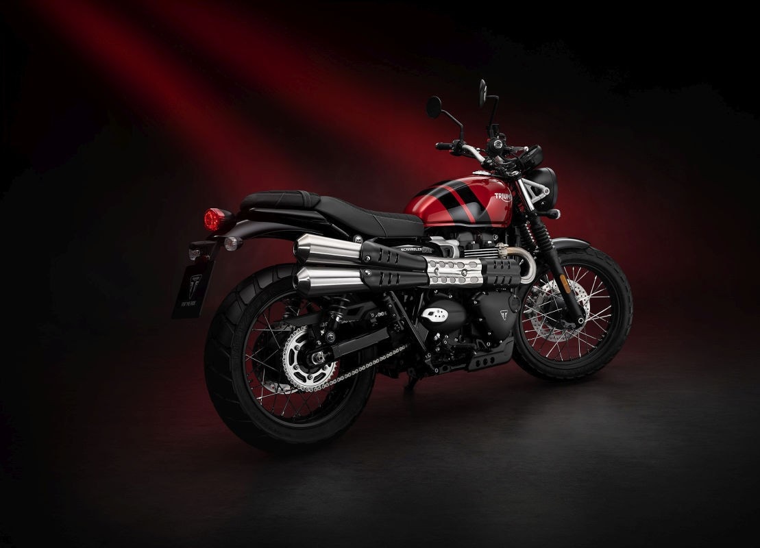 <div class='descrGalleryTitle'>SCRAMBLER 900</div><div class='descrGalleryText'><p>La Street Scrambler cambia nome e diventa Scrambler 900. Tre le colorazioni: al già noto Jet Black si affiancano il Carnival Red e Jet Black con nuove grafiche (in foto) e l’iconico Matt Khaki che celebra la tradizione britannica in campo offroad.</p>
</div>