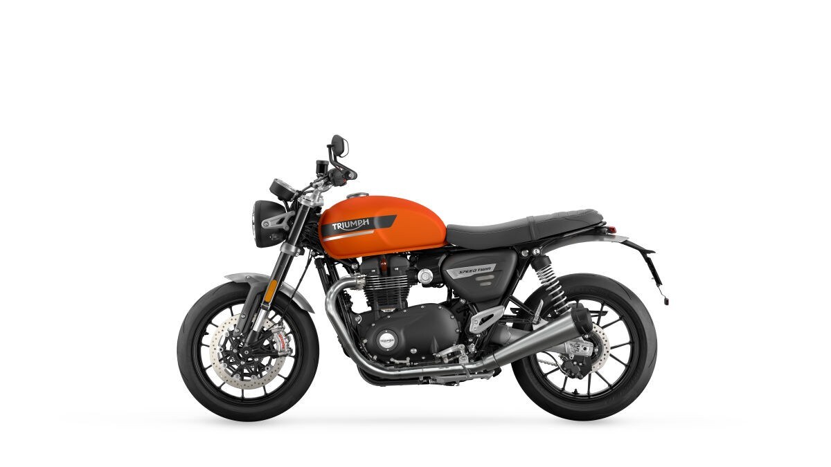 <div class='descrGalleryTitle'>SPEED TWIN 1200</div><div class='descrGalleryText'><p>oltre al minimale Jet Black e allo sportivo Red Hopper, prevederà la nuova e brillante versione in Matt Baja Orange con grafiche a contrasto sul serbatoio realizzate in Storm Grey e Aluminium Silver (nella foto)</p>
</div>