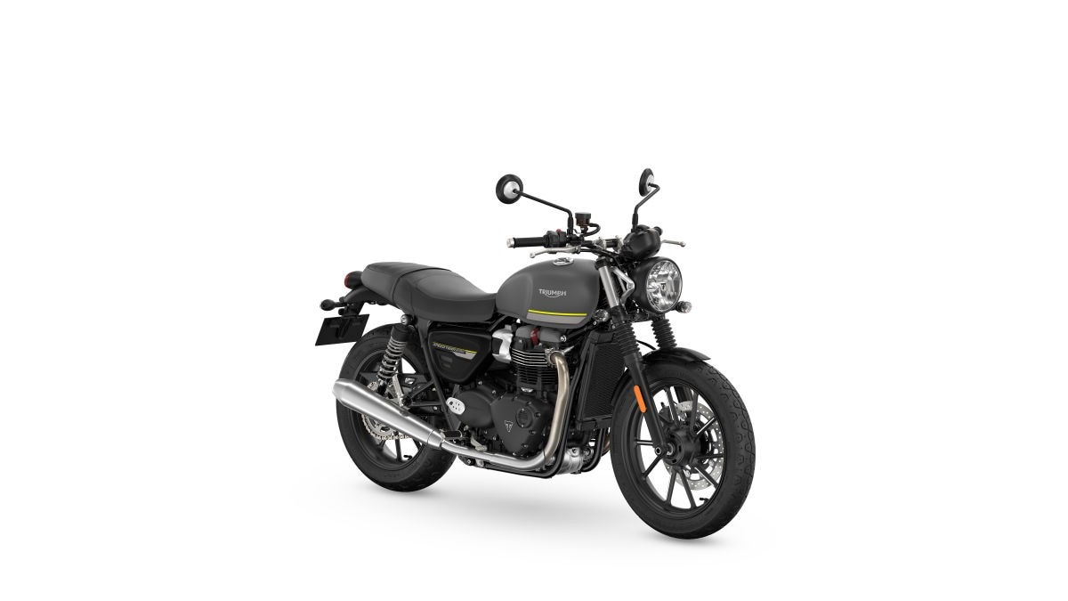 <div class='descrGalleryTitle'>SPEED TWIN 900</div><div class='descrGalleryText'><p>La&nbsp;Street Twin diventa Speed Twin 900. Nuove le colorazioni per il 2023:&nbsp;&nbsp;Jet Black, Matt Ironstone&nbsp; e la nuova Matt Silver Ice con accenti in giallo e argento (nella foto). La nuova livrea prevede il serbatoio in Matt Silver Ice con relative grafiche a contrasto, pannelli Jet Black recanti il nuovo logo Speed Twin 900 logo, e parafanghi Jet Black.</p>
</div>