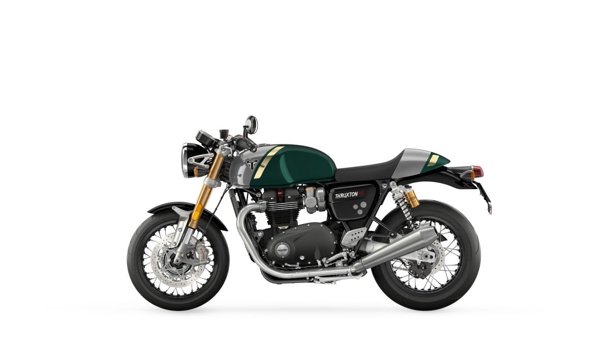 <div class='descrGalleryTitle'>THRUXTON RS</div><div class='descrGalleryText'><p>La Thruxton RS oltre al classico e minimale Jet Black verrà offerta nel nuovo schema Competition Green e Silver Ice, con grafiche dorate a dettagliare il serbatoio e il codino monoposto (nella foto).</p>
</div>