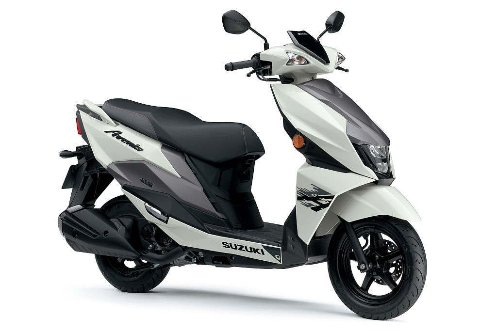 <div class='descrGalleryTitle'>SUZUKI AVENIS 125</div><div class='descrGalleryText'><p>L’<b>Avenis 125</b> è caratterizzato da un aspetto sportivo, da un interasse contenuto e da una ciclistica leggera ma robusta. L’Avenis 125 condivide lo stesso motore efficiente e ricco di coppia dell’Address, e spicca nel panorama del segmento per il suo design sportivo e aggressivo. Tra i suoi tratti distintivi vi sono la forma a cuneo del codino, lo scarico che punta verso l’alto, il faro a LED integrato nello scudo, i gruppi ottici posteriori e le grafiche bicolori. Un altro elemento caratteristico è la strumentazione digitale con un pannello LCD chiaro e d’immediata leggibilità. Anche in questo caso il display integra il Suzuki Eco Drive Indicator, che si illumina quando lo scooter viene guidato con un occhio di riguardo ai consumi.<br>
Questo modello ha un utile vano anteriore che si aggiunge a quanto già offre l’Address 125, ovvero il vano sottosella con ganci a doppia funzione, un portaoggetti nella parte sinistra dello scudo e una presa USB.</p>
</div>