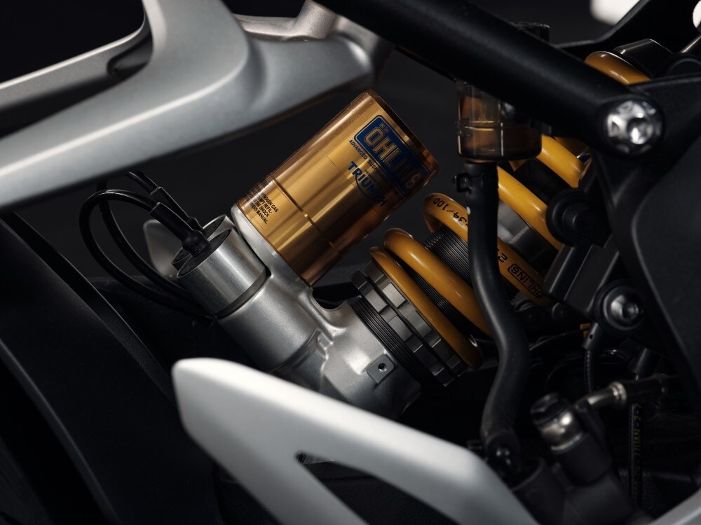 Triumph: ecco l'esclusiva Speed Triple RR 1200 Bond Edition