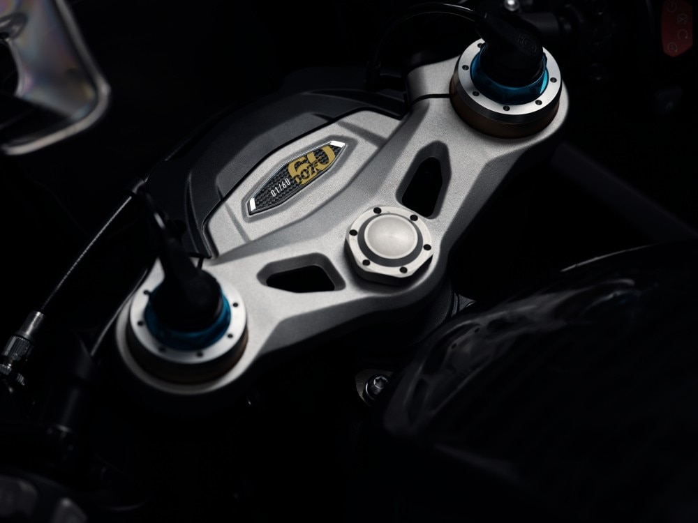 Triumph: ecco l'esclusiva Speed Triple RR 1200 Bond Edition