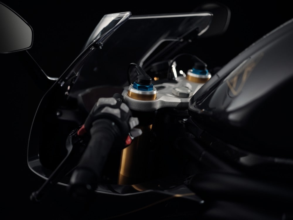 Triumph: ecco l'esclusiva Speed Triple RR 1200 Bond Edition