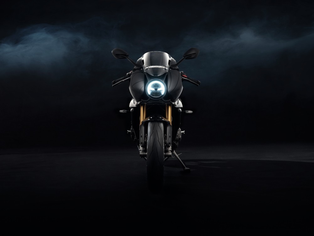Triumph: ecco l'esclusiva Speed Triple RR 1200 Bond Edition