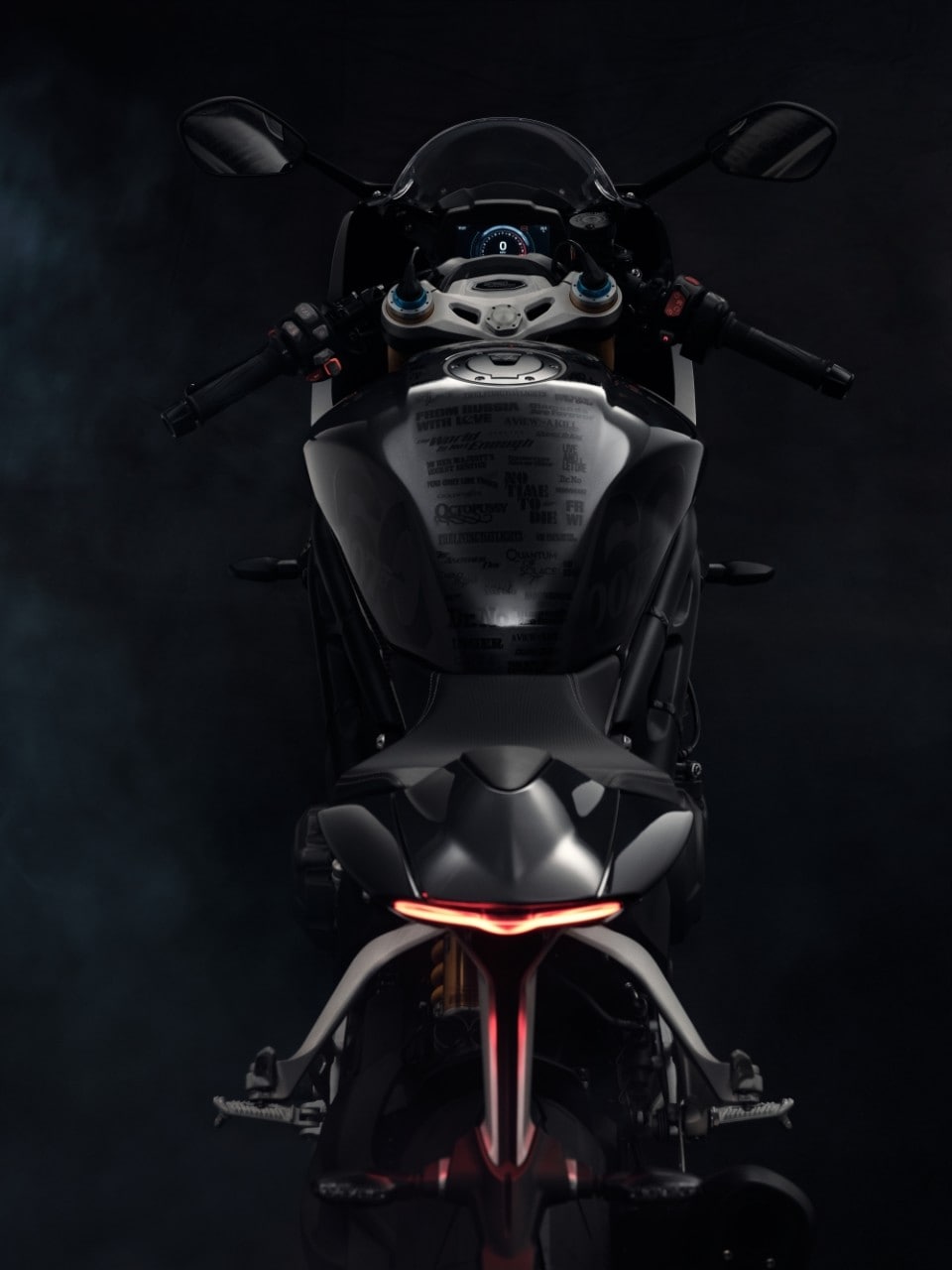 Triumph: ecco l'esclusiva Speed Triple RR 1200 Bond Edition