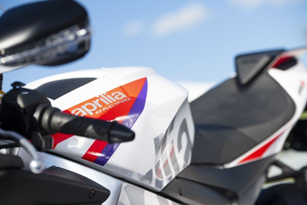 Aprilia RSV4 e Tuono V4 Factory, il debutto in livrea bianca