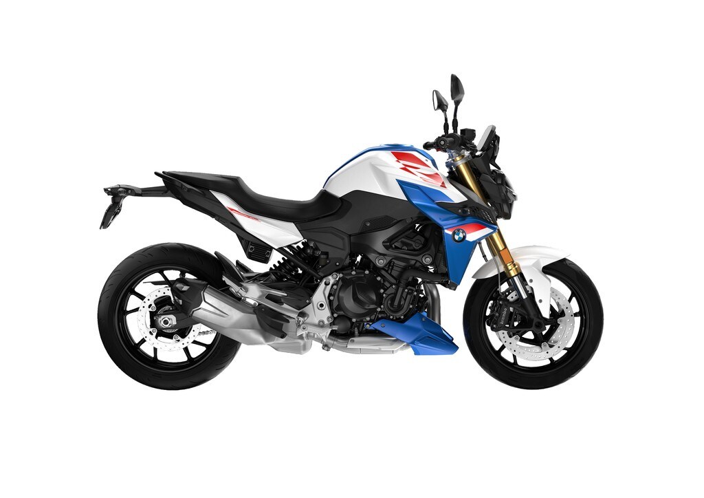 <div class='descrGalleryTitle'>BMW F 900 R</div><div class='descrGalleryText'><p><b>Versione Basic</b>: nuovo colore Racingred uni. Blackstorm metallizzato non più disponibile.</p>
<p><b>Versione Triple Black</b>: nuovo colore Blackstorm metallizzato 2. Style Exclusive / Bluestone metallizzato non più disponibile.</p>
<p><b style="font-size: 0.8125rem; background-color: transparent;">Versione Sport</b>: Nuovo colore Lightwihite uni. Lightwhite uni / Racingblue metallizzato non più disponibile.&nbsp;<br>
</p>
</div>