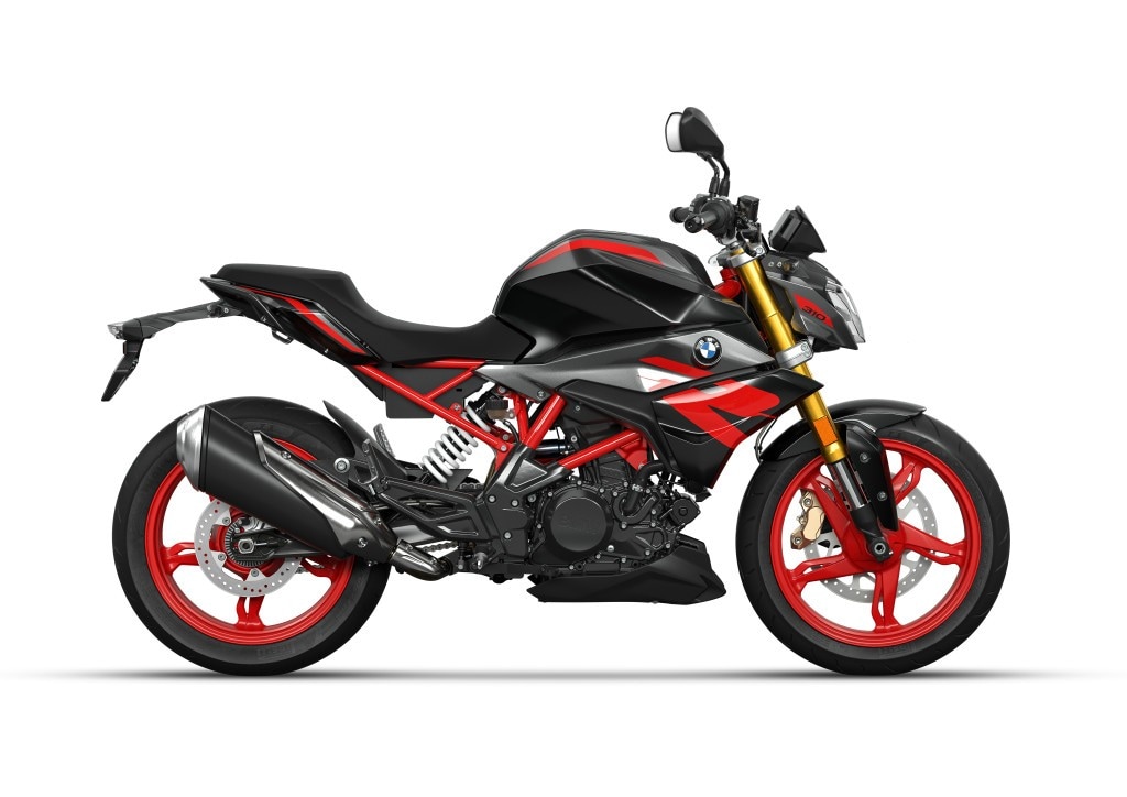 <div class='descrGalleryTitle'>BMW G 310 R</div><div class='descrGalleryText'><p><b>Versione Sport</b>: caratterizzata da telaio e cerchi rossi, vede il debutto della&nbsp;nuova colorazione Racingblue metallizzato Polarwhite uni, mentre il Racingblue metallizzato non sarà più disponibile.&nbsp;</p>
<p><b>Versione Passion</b>: caratterizzata da telaio e cerchi rossi, oltre a dettagli neri, vede il debutto della colorazione Granitgrey metallizzato. Il Racingred uni non sarà più disponibile.&nbsp;</p>
</div>