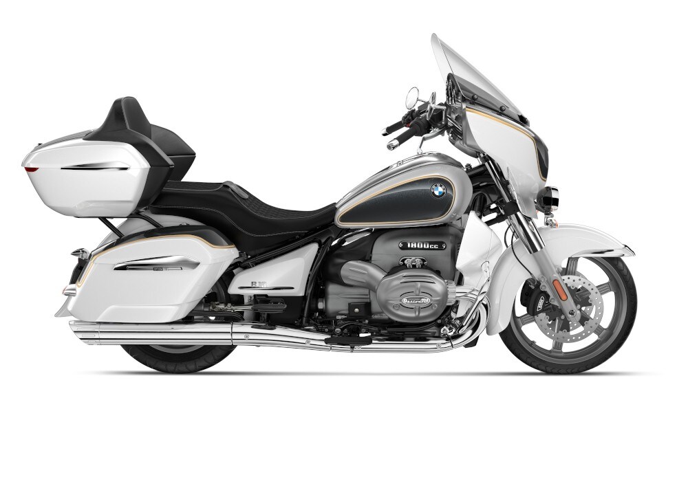 <div class='descrGalleryTitle'>BMW R 18 Transcontinental</div><div class='descrGalleryText'><p>Nuovo colore Racingblue metallizzato (aggiuntivo). Gravityblue metallizzato non più disponibile.</p>
<p>Opzione 719 "MOON STONE": nuovo colore Mineral White metallizzato / Meteoric Dust Gold. Galaxy Dust metallizzato/Titan Silver metallizzato non più disponibile.</p>
<p>Opzione 719 "MOON STONE": include sella nera, cerchi aero, pacchetto design Aero , badge serbatoio dal catalogo Option 719.</p>
</div>