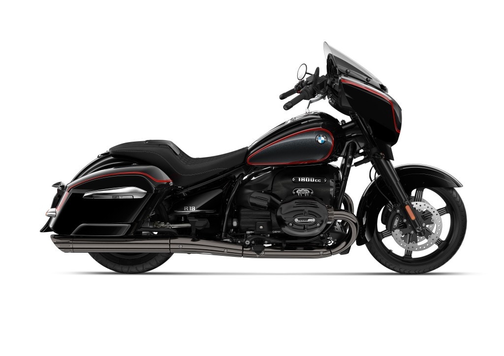 <div class='descrGalleryTitle'>BMW R18 B</div><div class='descrGalleryText'><p>Nuovo colore Racingblue metallizzato.</p>
<p>Opzione 719 "BLACK PEARL": Nuovo colore Blackstorm metallizzato 2. Opzione 719 Galaxy Dust metallizzato / Titan Silver metallizzato e Mineral White metallizzato non più disponibili.</p>
<p>Opzione 719 "BLACK PEARL": include design package aero black, badge serbatoio, scarico Black Chrom Black Powertrain.</p>
</div>