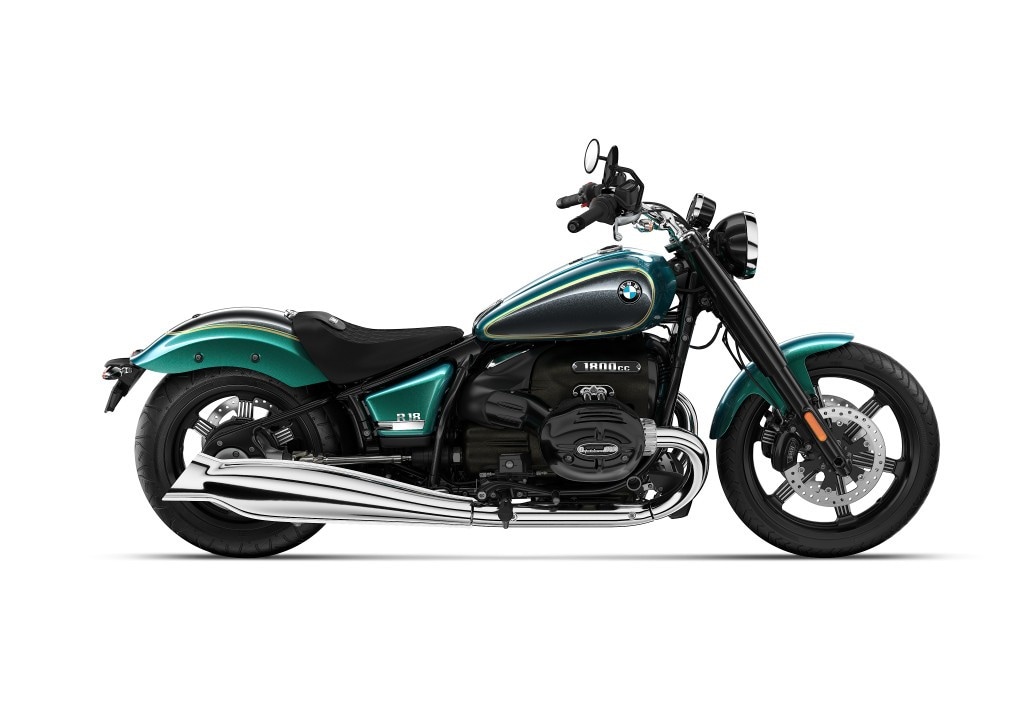 <div class='descrGalleryTitle'>BMW R 18 / R 18 Classic</div><div class='descrGalleryText'><p>Nuovo colore Blackstorm metallizzato / Vintage (aggiuntivo). Marsred metallizzato non più disponibile.</p>
<p>Opzione 719 "Olivine": nuovo colore Velvet Green, Mineral White non più disponibile.<br>
</p>
<p>Opzione 719&nbsp;"Olivine" include sella nera, cerchi Icon, p<span>acchetto Design Aero Black, badge serbatoio, badge Airbox R18 con powertrain nero, tutte componenti tratte dal catalogo Option 719.</span></p>
<p><b>Solo R 18 Classic</b>: Opzione 719 "Moonstone" con nuovo colore Mineral White metallizzato e accessori dedicati: sella nera, cerchi aerografati, design Package, badge serbatoio e airbox tratti dal catalogo Option 719.</p>
</div>