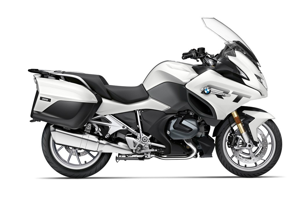 <div class='descrGalleryTitle'>BMW R 1250 RT</div><div class='descrGalleryText'><p><b>Versione Basic</b>: nuovo colore Alpine White uni 3 con nuovo nastro grande "RT" sui pannelli laterali. Il colore bianco chiaro non è più disponibile.</p>
<p><b>Versione Sport</b>: Nuovo colore Racingblue metallizzato 2 con dettagli in mineralgrey. Il Racingblue metallizzato non sarà più disponibile.</p>
</div>