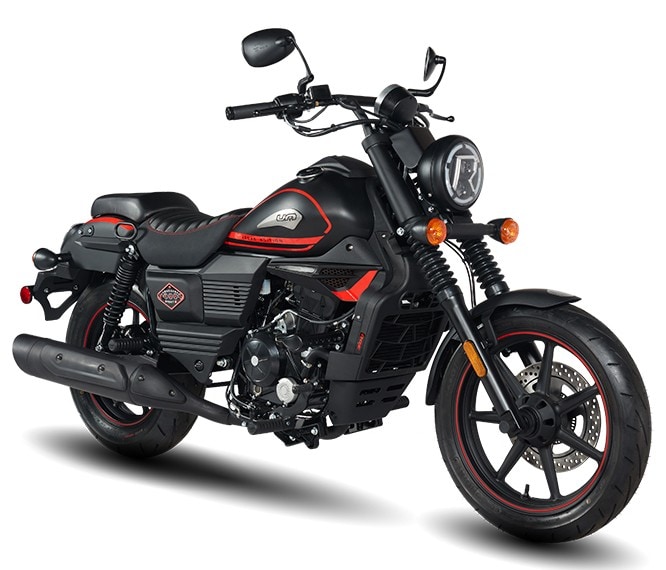 <div class='descrGalleryTitle'>RENEGADE VEGAS</div><div class='descrGalleryText'><p>Stessa base ma diverso allestimento estetico per le <b>Renegade Vegas</b>, anch'esse disponibili in versione da 125 o 300 cc, per <b>patenti A1 e A2</b>. Sono alimentate ad iniezione, hanno un freno a disco singolo all'anteriore e al posteriore e pesano rispettivamente 162 e 172 kg. Prezzi identici alle sorelle: <b>3.999 e 4.999 euro</b>.</p>
</div>