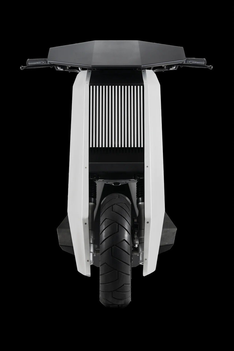 Infinite Machine P1, l' e-scooter che sembra il Cybertruck di Tesla