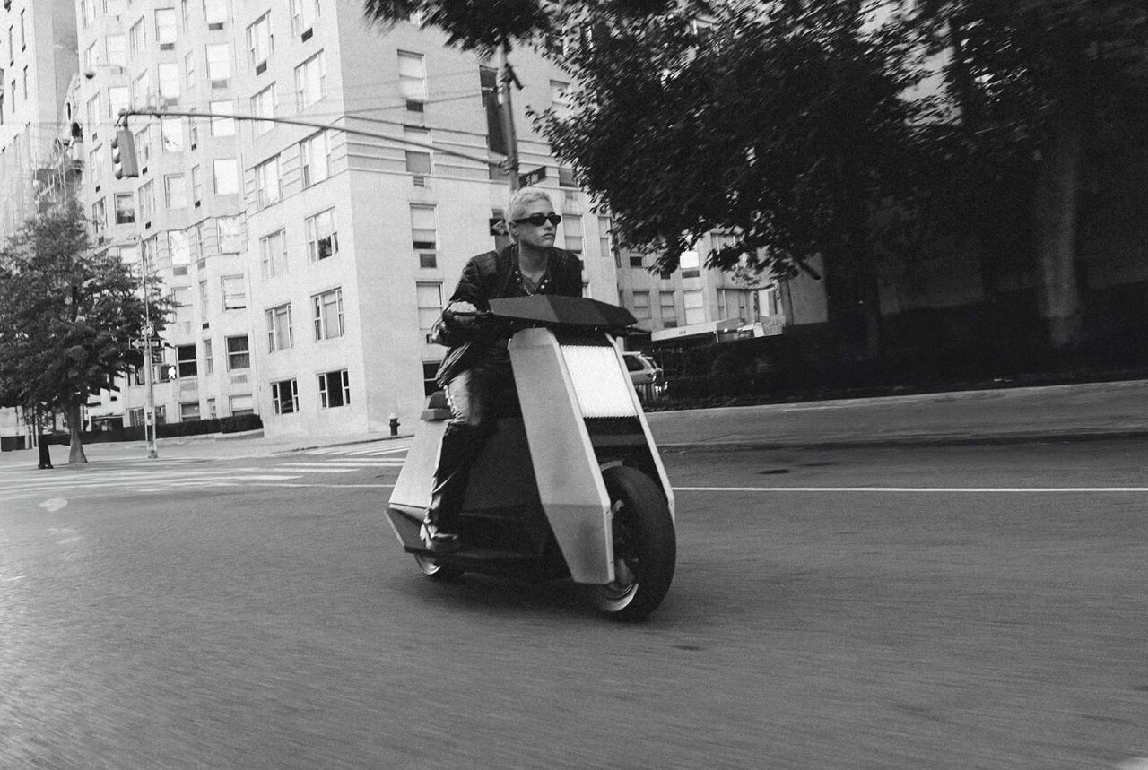Infinite Machine P1, l' e-scooter che sembra il Cybertruck di Tesla