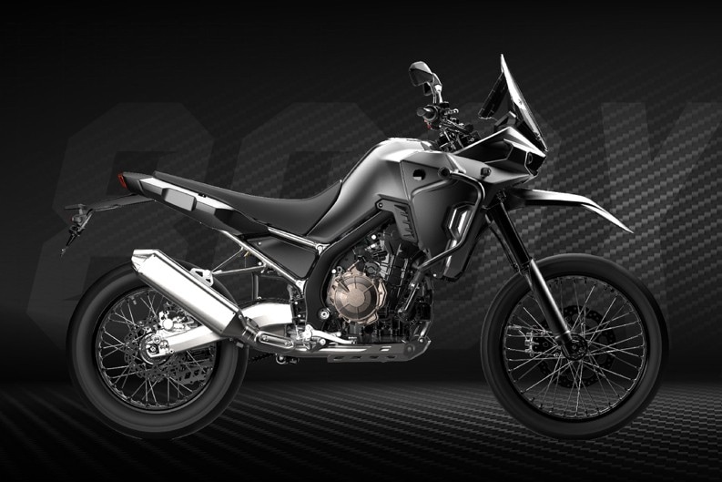 <div class='descrGalleryTitle'>KOVE 800X RALLY</div><div class='descrGalleryText'><p>Lei è il top per chi della maxi enduro voglia fare un <b>uso prettamente fuoristradistico</b>, si tratti di correrci nel motorally o di portarla in Africa tra le dune. Cresce ancora l’escursione ruote e arriva a <b>270 mm per l’anteriore</b> e 250 per la posteriore. La sella diventa così parecchio alta, 895 mm, mentre la luce a terra arriva a 293 mm. Curiosamente o no, l’impianto frenante anteriore conta qui su un disco singolo da 310 mm con pinza ad attacco radiale. Quasi <b>incredibile il peso</b>, per una bicilindrica: 169 kg in ordine di marcia.</p>
<p>Cambiano anche le ruote, che abbandonano i cerchi tubeless con raggi tangenziali in favore di due canali più tradizionali per <b>camera d’aria</b>, più difficili da danneggiare. La larghezza del canale stesso è pensata per ospitare gomme specialistiche, la posteriore ha infatti la <b>classica misura da enduro: 140/80 18</b>. Al posto del classico parafango anteriore basso da moto stradale se ne trova uno alto. <b>Costerà 12.980 euro</b>.</p>
</div>