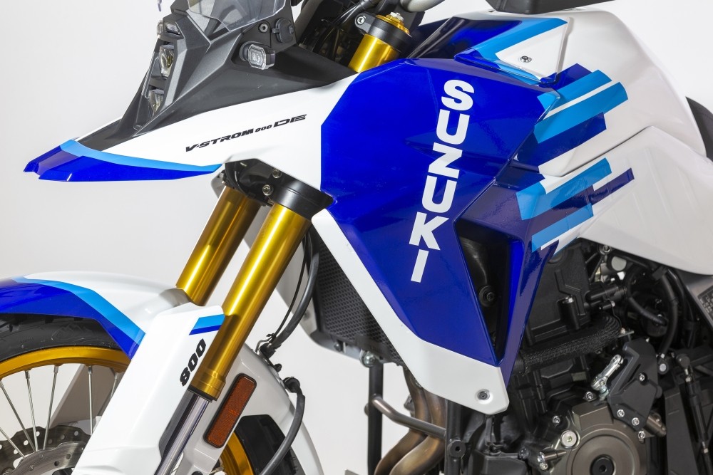  Suzuki V-Strom 800DE Djebel: sapore di Dakar