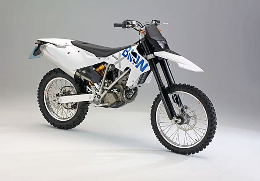 <div class='descrGalleryTitle'>G 450 X</div><div class='descrGalleryText'><p>Un progetto ambizioso <b>in produzione tra il 2008 e il 2011, periodo brevissimo, </b>quindi traslato a marchio Husqvarna, con medesimo scarsissimo successo. Il telaio era un particolare <b>perimetrale in tubi d’acciaio con motore portante, </b>la sospensione posteriore era tipo PDS senza leveraggi, ma la stranezza maggiore era <b>il&nbsp;pignone coassiale con il perno del forcellone, </b>soluzione che annullava gli effetto del tiro catena. Troppe innovazioni tutte insieme, per di più in un mondo nel quale BMW&nbsp;<b>non aveva alcuna esperienza.</b>&nbsp;Nonostante i grandi investimenti e l'ingaggio dei migliori piloti del momento, i pluricampioni <b>Juha Salminen e David Knight,</b>&nbsp;BMW non&nbsp;cavò un ragno dal buco:&nbsp;il finlandese fu secondo nel 2009 grazie alla sua regolarità, mentre <b>Knight contestò costantemente la moto,</b> arrivando a venire licenziato&nbsp;dopo un episodio che fece scandalo.&nbsp;Chi aveva ragione? Beh, mentre <b>BMW non vinse mai con questa formula </b>sia Saliminen e Knight, una volta risaliti su moto &quot;tradizionali&quot; (rispettivamente Husqvarna e KTM)&nbsp;<b>tornarono a vincere.&nbsp;</b><br>
</p>
</div>