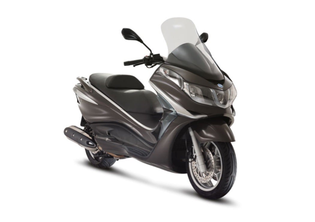 <div class='descrGalleryTitle'>X10</div><div class='descrGalleryText'><p>Con il Piaggio X10 parliamo del tentativo di realizzare uno <b>scooter di lusso che non sia una Vespa</b>, esperimento effettivamente non facile. Siamo nel 2011, gli anni d’oro dei maxiscooter come lo Yamaha TMAX, in cui sembra che <b>la domanda di modelli premium sia destinata a una crescita infinita. </b>Piaggio ha appunto già la Vespa, ma qui parliamo di maxiscooter più abitabili, protettivi e tecnologici e&nbsp;Pontedera ha avuto grande successo in passato con l’Hexagon e l’X9: fa tesoro di quelle esperienze e lancia l’X10 che ne porta avanti la filosofia: <b>motore monocilindrico ad alte prestazioni </b>(in particolare i 350 e i 500 bialbero al vertice della gamma), dimensioni abbondanti, ampio sottosella, <b>finiture di grande pregio </b>(selleria, modanature, rivestimenti) e dotazioni allo stato dell’arte a partire da una delle prime versioni del Piaggio Multimedia Platform per la connettività a smartphone. Sulla carta non manca nulla e gli acquirenti sono soddisfatti… ma restano purtroppo pochi e il modello viene dismesso nel 2017 dopo una carriera poco brillante. Tra le cause dello scarso successo, probabilmente <b>il motore monocilindrico e un'estetica non trascendentale,</b>&nbsp;con l’importante gruppo ottico che domina tutto lo scudo frontale e la linea non molto filante.</p>
</div>