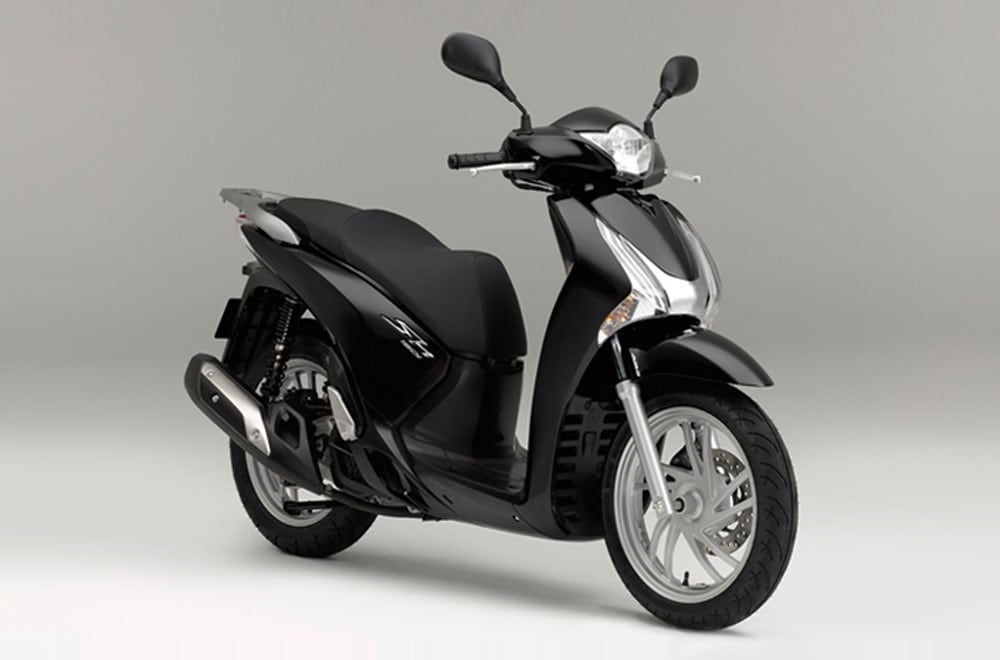 <div class='descrGalleryTitle'>La Rivoluzione (2012-2017)</div><div class='descrGalleryText'><p>La sesta generazione, presentata nel <b>2012</b>, rappresenta una vera rivoluzione. Gli SH125i e SH150i oltre a un design completamente rivisto, introducono un nuovo motore, un telaio che permette di ampliare lo spazio del vano sottosella e l'introduzione del sistema di frenata ABS e del sistema start&amp;stop. Nel 2015, la terza generazione dell'<b><a href="https://www.dueruote.it/moto-scooter/honda/honda-sh-300-i-2245-3/">SH300i</a></b>, invece, porta a ulteriori innovazioni, come luci a LED e un motore Euro 4.&nbsp;</p>
</div>