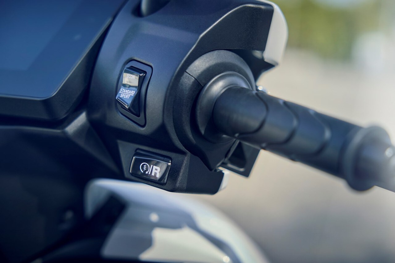 Honda presenta lo scooter elettrico CUV e: 2025