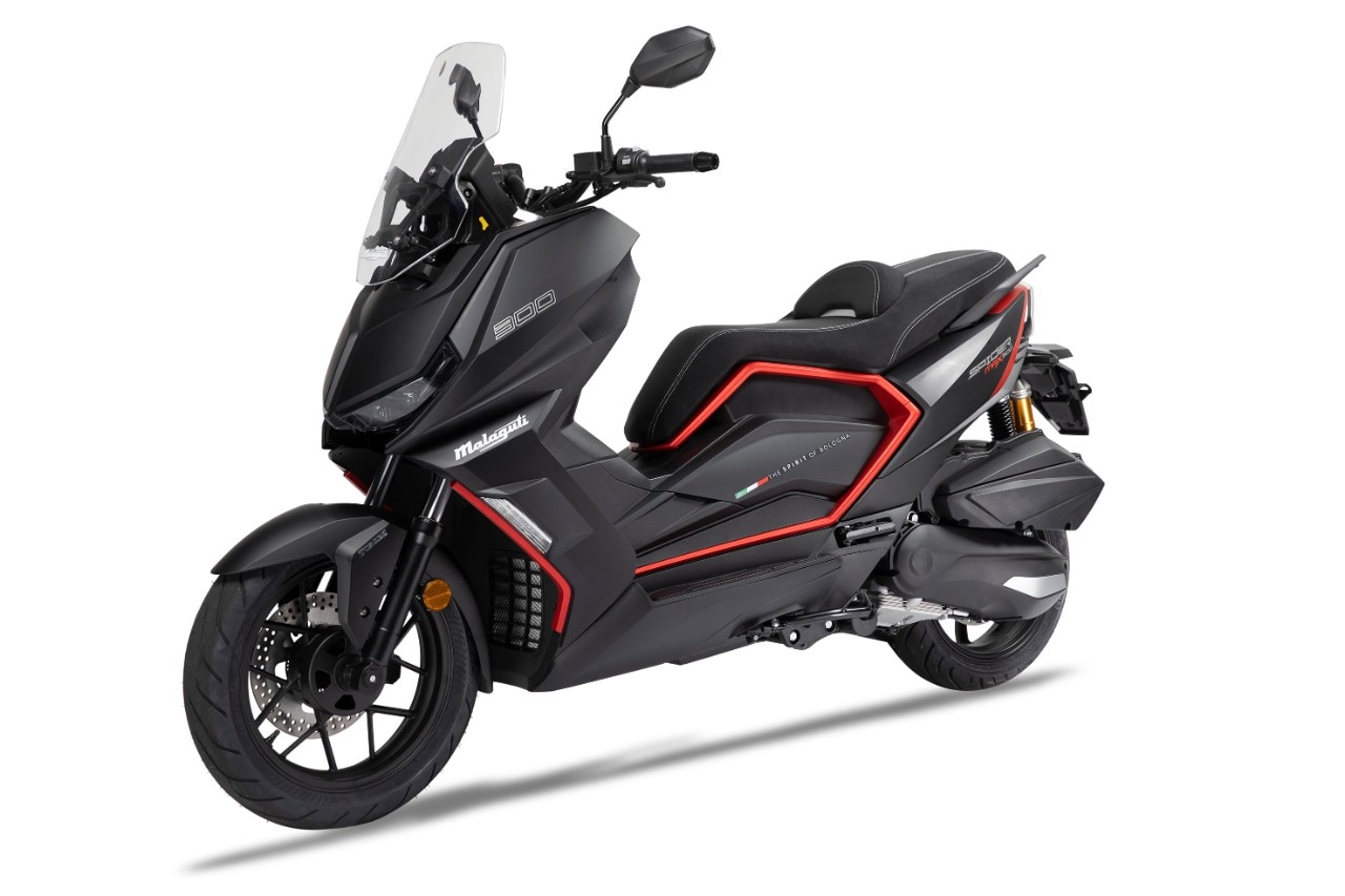 <div class='descrGalleryTitle'>SPIDERMAX 300 ABS</div><div class='descrGalleryText'><p>Lo Spidermax propone una linea differente da quella del Madison e, negli intenti dell’azienda, punta a posizionarsi a metà tra uno <b>scooter adventure e uno scooter GT</b>. È anch’esso dotato di forcella telescopica, ma gli ammortizzatori posteriori sono regolabili. Il motore è sempre un monocilindrico da 278 cc ma eroga<b> 1 cavallo più del Madison</b>: sono 26, con 25 Nm di coppia.</p>
</div>