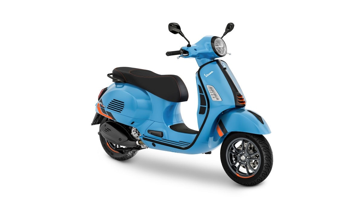 <div class='descrGalleryTitle'>VESPA GTS 310</div><div class='descrGalleryText'><p>Novità anche in casa <b>Vespa</b>, dove la&nbsp;GTS&nbsp;(il Vespone) guadagna per il 2025 un&nbsp;nuovo motore (condiviso con l'Mp3). Adesso il monocilindrico passa da 278 a&nbsp;310 cc, con una potenza che arriva a 25 CV. Per il resto, squadra che vince non si cambia: la Vespa 310 ha sempre i cerchi da 12 pollici, la solita dotazione premium (con abs, controllo di trazione, ampio display digitale) e fanaleria a Led. Oltre al solito e inimitabile stile. Disponibile in versione GTS nei colori beige, nero e verde, GTS Super nei colori bianco, rosso e nero e GTS Sport in quattro livree opache.</p>
</div>