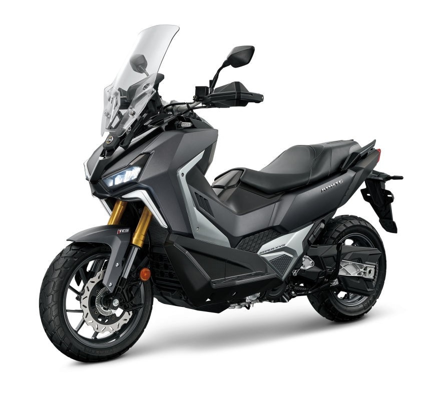 <div class='descrGalleryTitle'>SYM ADX 400</div><div class='descrGalleryText'><p>Sym debutta nel mondo degli scooter adventure ampliando la <b>gamma ADX</b>, che oltre al <b><a href="https://www.dueruote.it/prove/anteprime/2023/10/02/sym-adx-125-prova-prezzo.html">125</a></b> e al <b><a href="https://www.dueruote.it/prove/anteprime/2024/11/19/sym-adx-300-la-prova.html">300</a></b> per il 2025 si arricchisce anche della <b>versione 400</b>. A differenza degli altri due, però, quest'ultimo mezzo è proprio un anello di congiunzione col mondo delle moto per soluzioni tecniche (motore con fasatura variabile, telzio a &nbsp;traliccio rinforzato da piastre in alluminio, ripartizione pesi 50-50, motore montato centralmente, trasmissione finale a catena). Insomma, una moto travestita da scooter.</p>
<p><b><a href="https://www.dueruote.it/prove/anteprime/2024/09/27/sym-adxtg-400-lo-scooter-quasi-moto.html">Qui la prova del nuovo modello</a></b></p>
</div>
