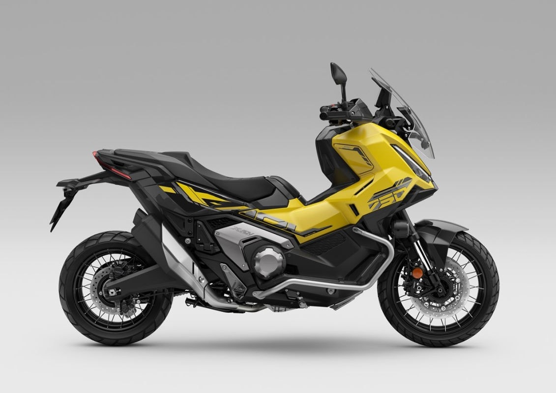<div class='descrGalleryTitle'>HONDA X-ADV</div><div class='descrGalleryText'><p>Profondamente rivisitato per il 2025, l'<b>Honda X-ADV</b>&nbsp;riceve un aggiornamento stilistico e all’equipaggiamento. Il rinnovato doppio faro a LED è caratterizzato da una nuova firma luminosa delle luci DRL che ora integrano gli indicatori di direzione. Adesso il&nbsp;Cruise Control&nbsp;è&nbsp;di serie&nbsp;permettendo di sfruttare a pieno il comfort dell’inimitabile cambio a doppia frizione DCT (Dual Clutch Transmission) ulteriormente migliorato e affinato nel suo funzionamento per una gestione delle manovre a bassa velocità ancor più fluida e precisa.In sintonia con l’impegno di lungo periodo di Honda, oltre all’uso di plastiche per la carrozzeria ottenute da parti riciclate, la&nbsp;plastica Durabio ottenuta da biomasse&nbsp;è usata per alcune sovrastrutture. Nello stesso materiale è costruito il parabrezza che è ora regolabile con la sola mano sinistra su 3 livelli.</p>
<p>Nuovo&nbsp;anche lo&nbsp;<b>schermo TFT</b> a colori da 5 pollici&nbsp;con connettività Honda RoadSync, gestito tramite il nuovo blocchetto comandi di sinistra retroilluminato.Confermato il comando del gas Throttle By Wire e i cinque Riding Mode (di cui uno personalizzabile) con combinazioni predefinite per erogazione Potenza (P), Freno Motore (EB) e&nbsp;Controllo di Trazione, con&nbsp;tarature riviste per le modalità Gravel e Rain.</p>
<p><b><a href="https://www.dueruote.it/prove/anteprime/2024/10/28/honda-x-adv-2025-aggiornamento-novita.html">Qui la prova del nuovo modello</a></b></p>
</div>