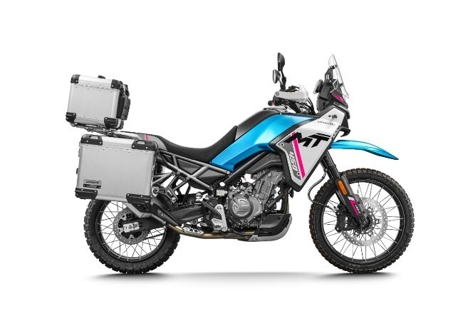 <div class='descrGalleryTitle'>CFMOTO 450MT</div><div class='descrGalleryText'><p>La <b><a href="https://www.dueruote.it/moto-scooter/cfmoto/cfmoto-450-mt/">CFMoto 450MT</a> </b>è stata la <b>sorpresa del 2024</b>: 450 cc, 42 cv, 175 kg a secco e una vocazione da vera adventure, con ruote da 21 e 18”, sospensioni Kayaba regolabili e 200 mm di escursione ruote. L’aspetto è quello di una vera moto da rally, il feeling alla guida non proprio, ma alla piccola di casa CFMOTO <b>si può criticare davvero poco.</b> Il bicilindrico è brioso, anche se paga una rapportatura finale davvero corta, la ciclistica è bilanciata e le sospensioni, anche se un po’ cedevoli, sentono le regolazioni. Con due tassellate giuste ci si può fare <b>davvero quasi tutto</b>, perché è piccola, si tocca bene a terra e la si domina facilmente. E costa 5.990 euro, quindi rimane margine per qualche personalizzazione.</p>
</div>
