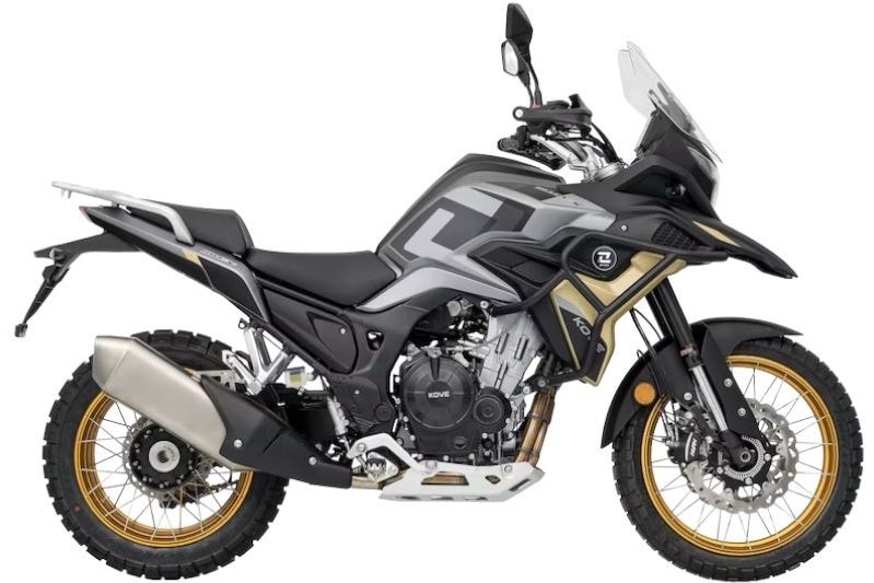 <div class='descrGalleryTitle'>Kove 510X</div><div class='descrGalleryText'><p>Concettualmente sovrapponibile alla Benelli, la <b><a href="https://www.dueruote.it/prove/anteprime/2023/07/18/kove-510x-la-prova-come-va-le-caratteristiche-e-il-prezzo.html">Kove 510 X</a></b> se ne discosta per qualità di realizzazione, peso e, di conseguenza, prezzo. Bicilindrico parallelo da 498 cc e 35 kW, <b>ruote a raggi tubeless</b> da 19 e 17”, 210 mm di escursione per la ruota anteriore e 195 per la posteriore. Peso di 206 kg in ordine di marcia, contro i 235 della Benelli. La Kove è più ricca, <b>sospensioni Kayaba, freni Nissin</b>, paracoppa in alluminio, e sensibilmente più leggera, infatti costa 1.000 euro precisi in più: 6.990 contro i 5.990 della TRK. È la perfetta incarnazione della crossover versatile: piacevole su asfalto, capace nel fuoristrada leggero.</p>
</div>