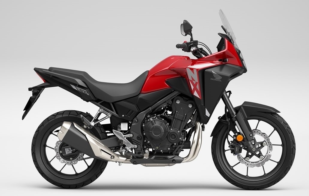 <div class='descrGalleryTitle'>Honda NX 500</div><div class='descrGalleryText'><p>Succeditrice dell’azzeccata <b>CB 500 X</b>, la <b><a href="https://www.dueruote.it/listino/honda/nx-500/">Honda NX 500</a></b> riesuma una sigla storica in casa Honda, ricordiamo che la Dominator era la NX 650. Lei è una moto puramente votata all’asfalto, come confermano i cerchi in lega, ma quell’anteriore da 19” vuole comunque togliere un po’ di prontezza e conferire rotondità di guida. La potenza è sempre codice per poterla guidare con patente A2 e la dotazione parla di forcella <b>Showa SFF da 41 regolabile</b> in precarico e ammortizzatore Pro-Link regolabile anch’esso in precarico, su 5 posizioni. I dischi freno davanti sono 2, da 296 mm, il serbatoio tiene 17 litri e il <b>peso in ordine di marcia</b> è di 196 kg. Costerà 7.390 euro: un qualcosa in più della media, ma c’è scritto Honda.</p>
</div>