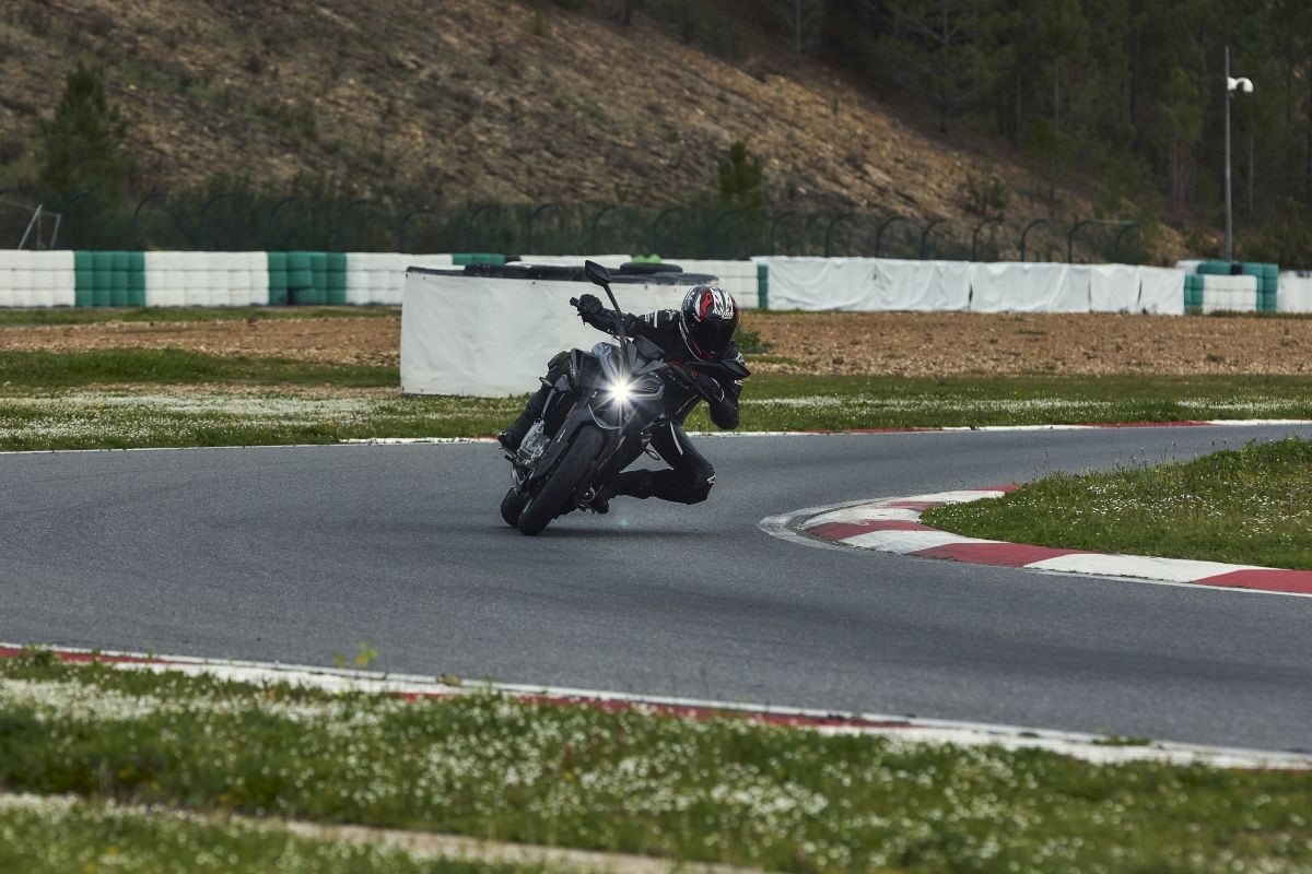 DueruoteTG #228 - CFMOTO 675 SR-R e 675 NK, Vespa GTS  310