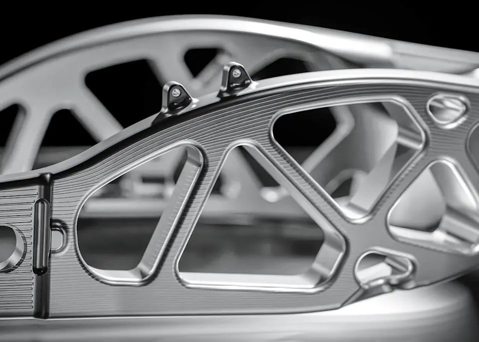 Harley-Davidson CVO Road Glide RR 2025, bagger esagerata