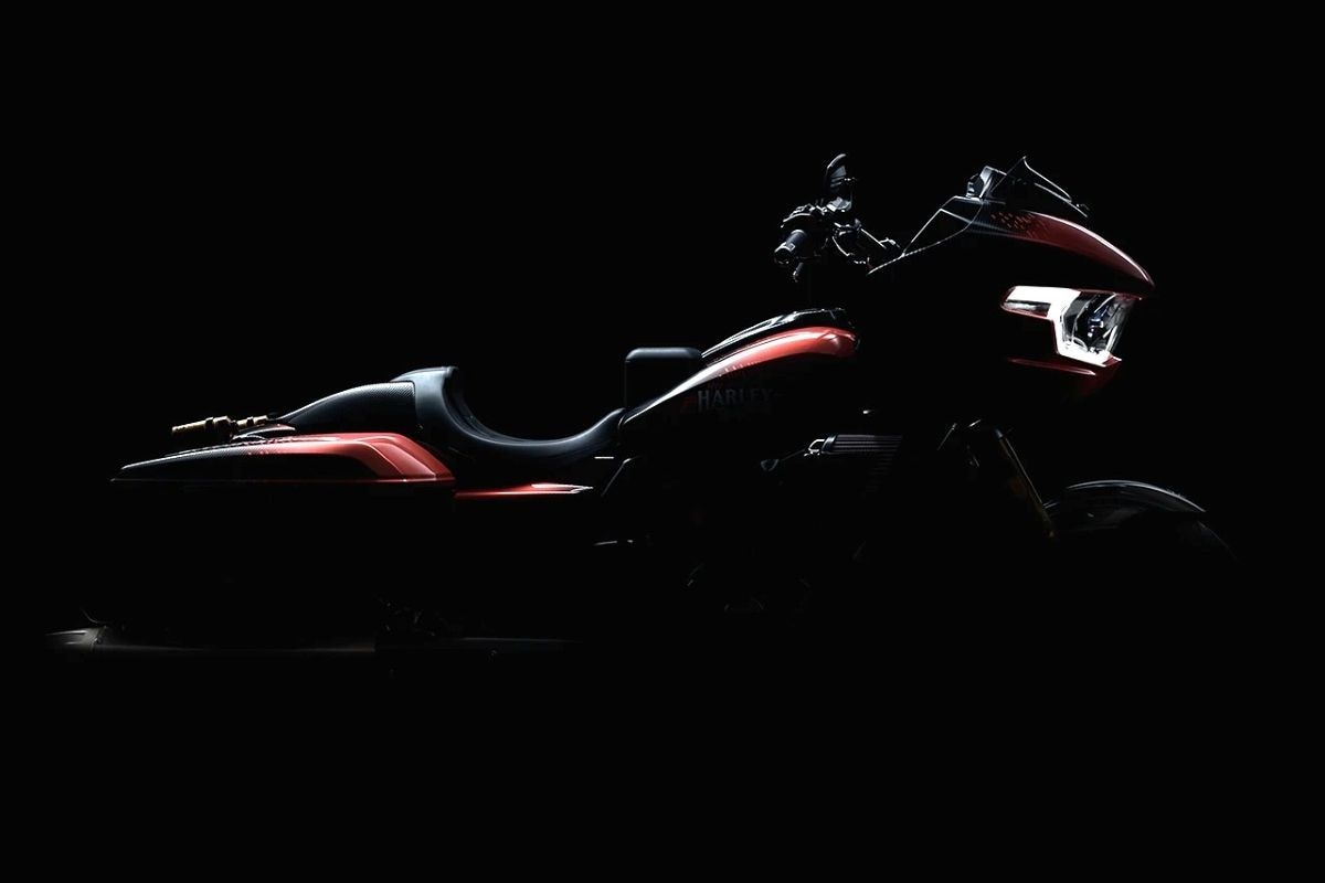 Harley-Davidson CVO Road Glide RR 2025, bagger esagerata