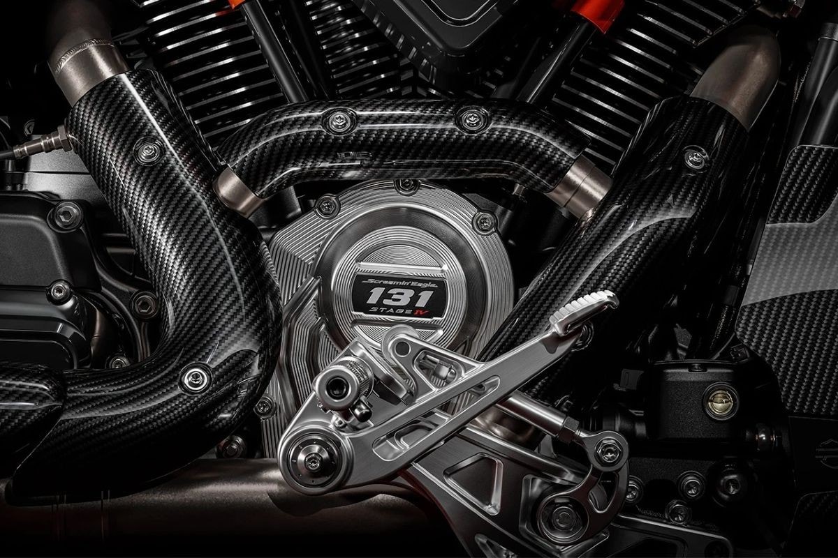 Harley-Davidson CVO Road Glide RR 2025, bagger esagerata