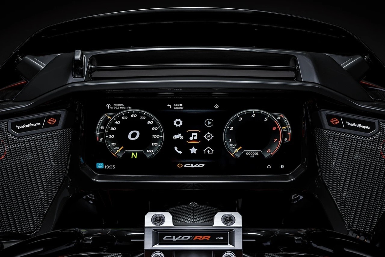 Harley-Davidson CVO Road Glide RR 2025, bagger esagerata