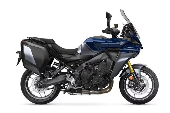 <div class='descrGalleryTitle'>1.	Yamaha Tracer 9 GT+</div><div class='descrGalleryText'><p>Profondamente rinnovata per il 2025, la Tracer 9 nasce attorno al tricilindrico CP3 da 890 cc con 119 cavalli, una piccola opera d’arte che riesce a coniugare prestazioni da sportiva vera, fluidità e facilità d’uso. La Tracer 9 base è quasi una sportiva stradale, mentre la <b>versione GT+</b>&nbsp;è il top di gamma, una moto molto diversa grazie alla presenza di <b>sospensioni elettroniche, cambio automatico Y-AMT, radar e cruise control adattivo</b>, display con funzionalità di navigazione, sistema di frenata unificata, borse, fari supplementari integrati nella carena e altro ancora. A voler fare i pignoli, come anche qualche altro modello in questa rassegna, più che una sport touring propriamente detta&nbsp;<b>lei sarebbe una crossover sportiva</b>, più che altro per la posizione di guida che ricorda quella di una maxi enduro. La destinazione d’uso è però 100% stradale, e la resa dinamica tra le curve pure. Si parte dai 12.1999 euro della Tracer 9 base per arrivare ai 18.599 euro della GT+. In mezzo c'è la GT, con o senza cambio automatico.</p>
</div>